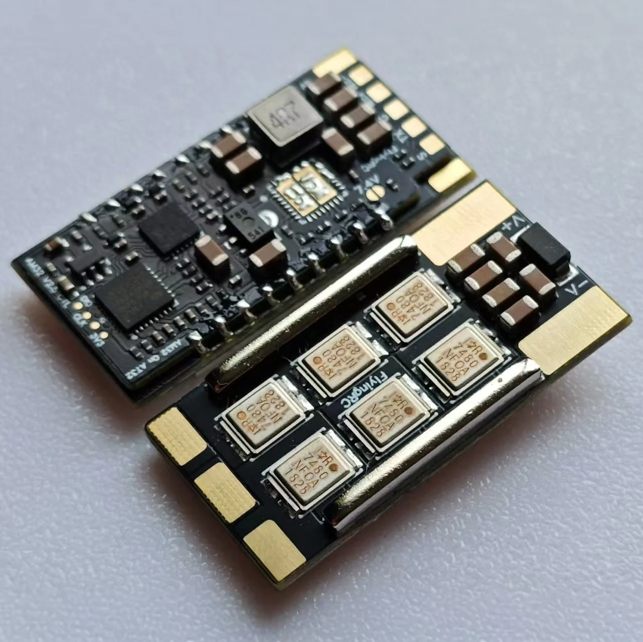 Flyingrac AM32 Elektrische bediening 75A Enkele eenheid Borstelloze elektrische bediening BEC Vaste vleugel Voertuig- en vaartuigmodel Metaal afgedicht