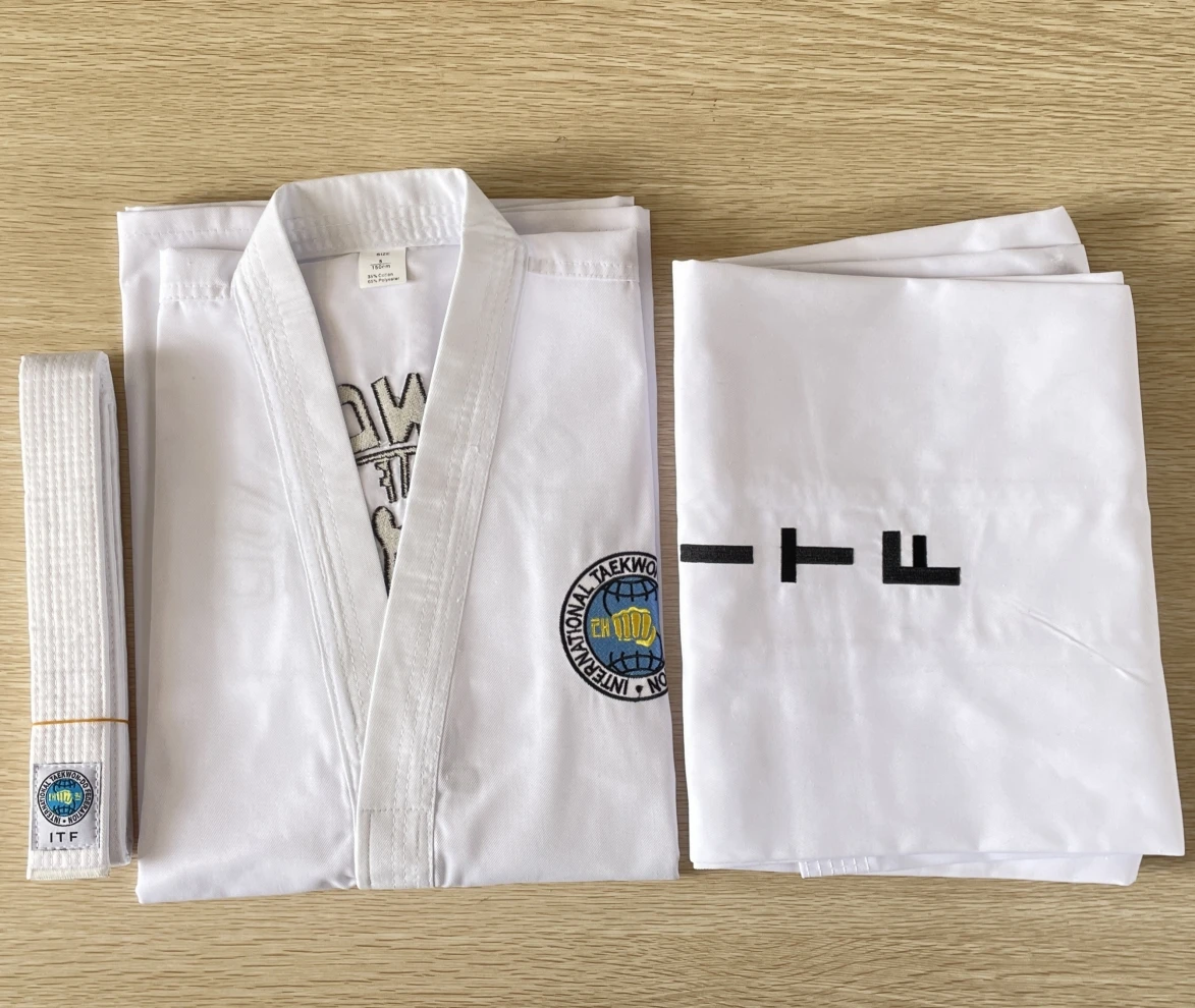 Uniforme de Taekwondo ITF Dobok para Estudiantes Internacionales, Niños y Adultos, Cuello Blanco con Logotipo Bordado, Cómodo para Entrenamiento y Competencia