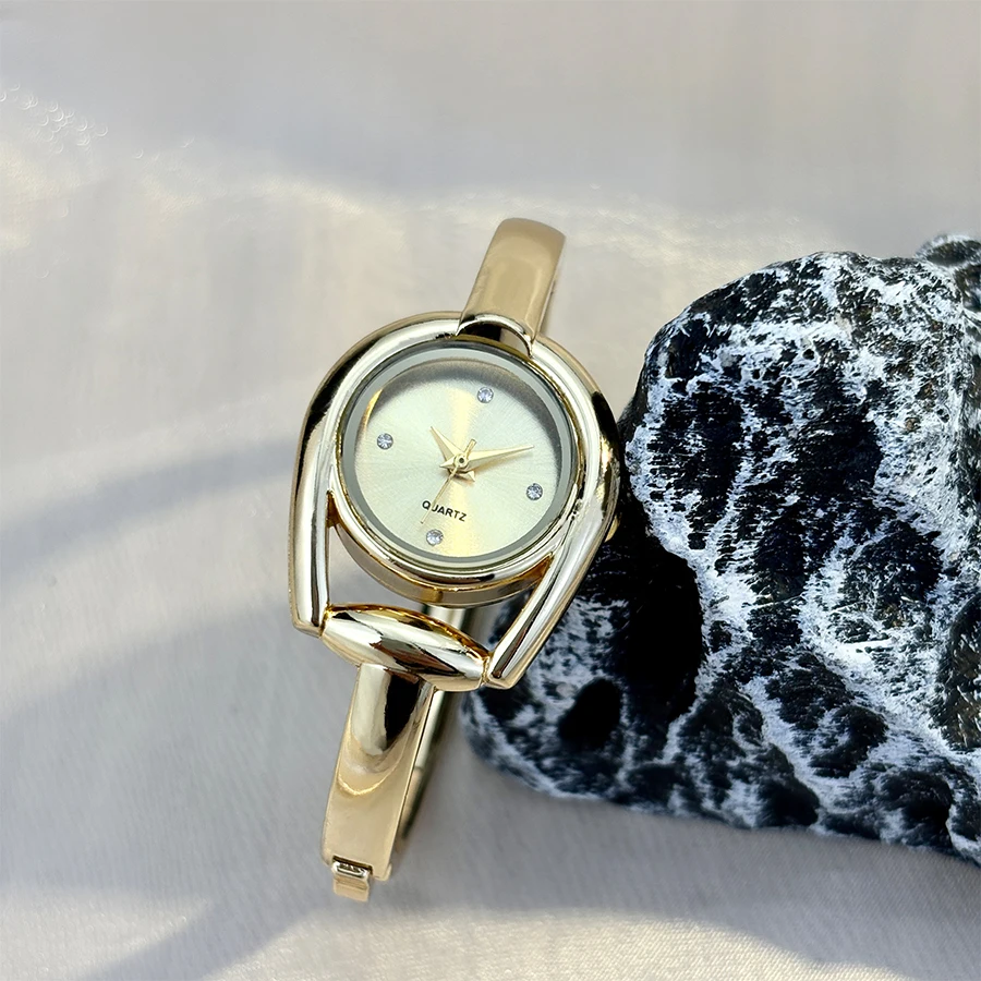 Fashionable Classic Quartz Women's Watch with Diamond Round Dial Spring Buckle Bracelet Simple High-End Sensation New Model
