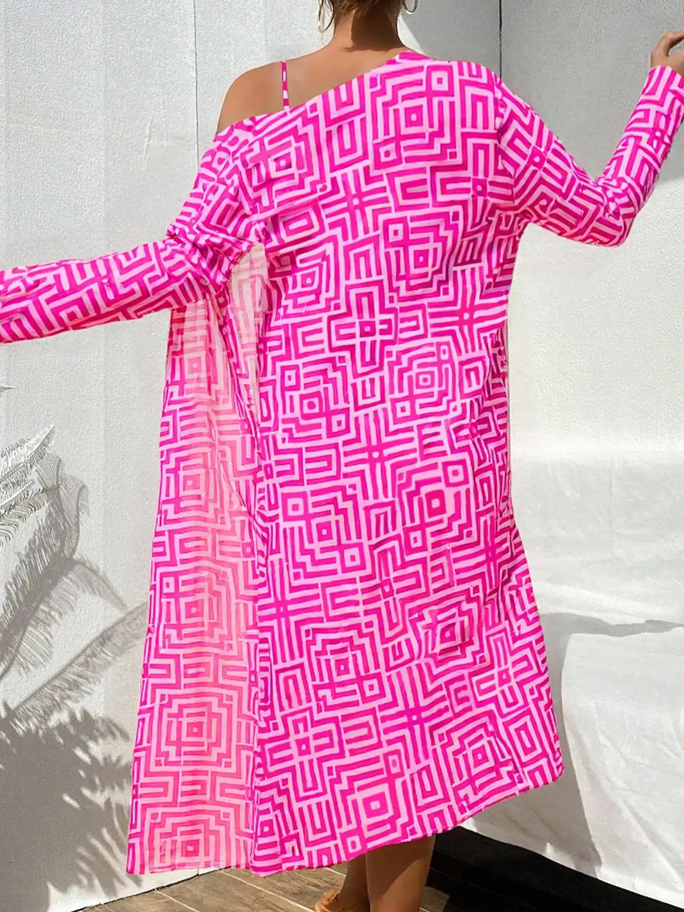 

Женский комплект из 3 предметов для пляжа: купальник и пляжная накидка с принтом