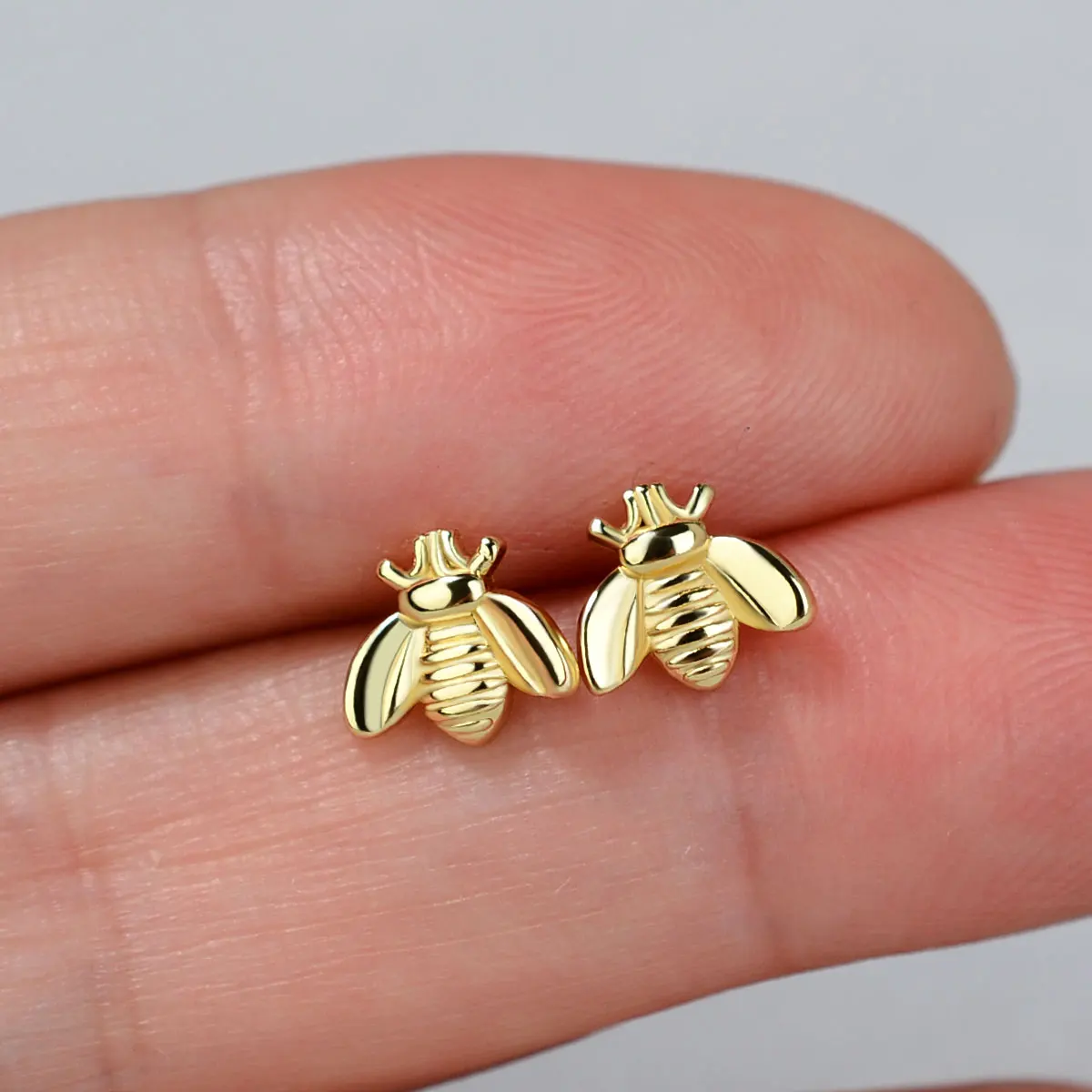 Moda bonito inseto abelha brincos minúsculo bumle abelha brinco cor de ouro mini rainha abelha feminino festa jóias acessórios