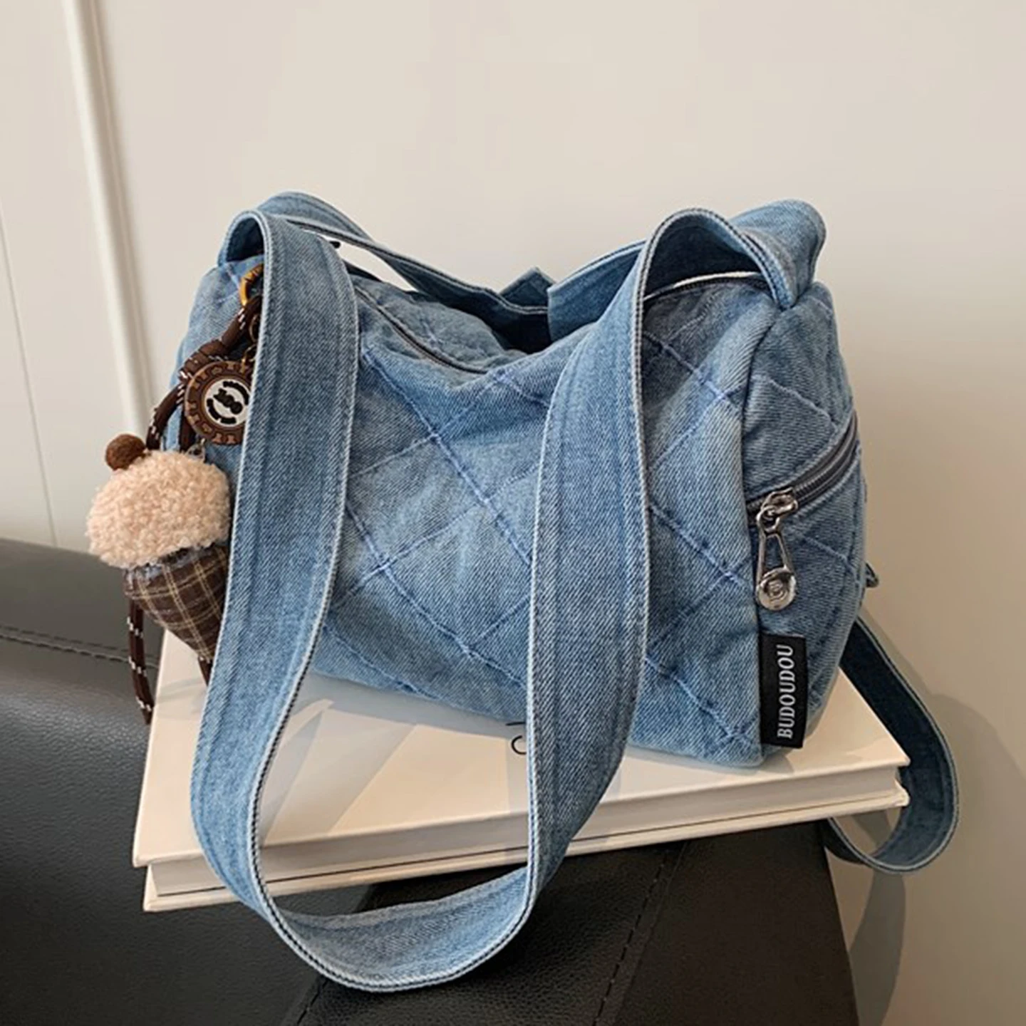 

Новая женская джинсовая сумка-кроссбоди 2025 года: модная, вместительная, на одно плечо, повседневная, универсальная, с ручкой для переноски