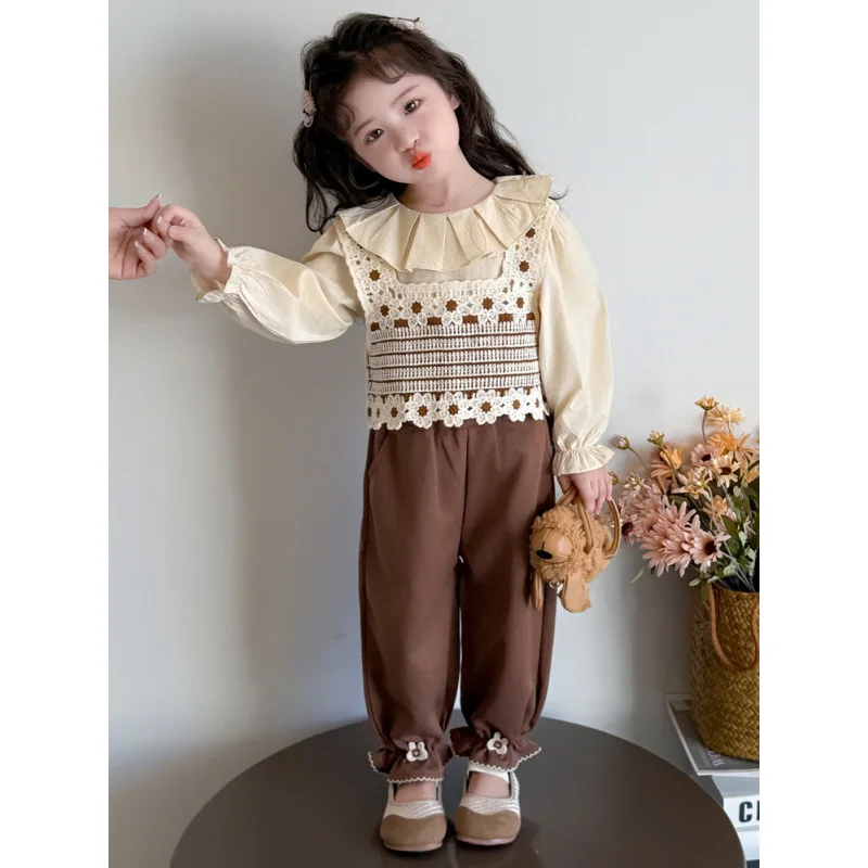 

Весенний комплект 2026: Новая стильная рубашка с воротником-стойкой для девочек, детский жилет с цветочным принтом, брюки с завязками на штанинах — комплект из трех предметов