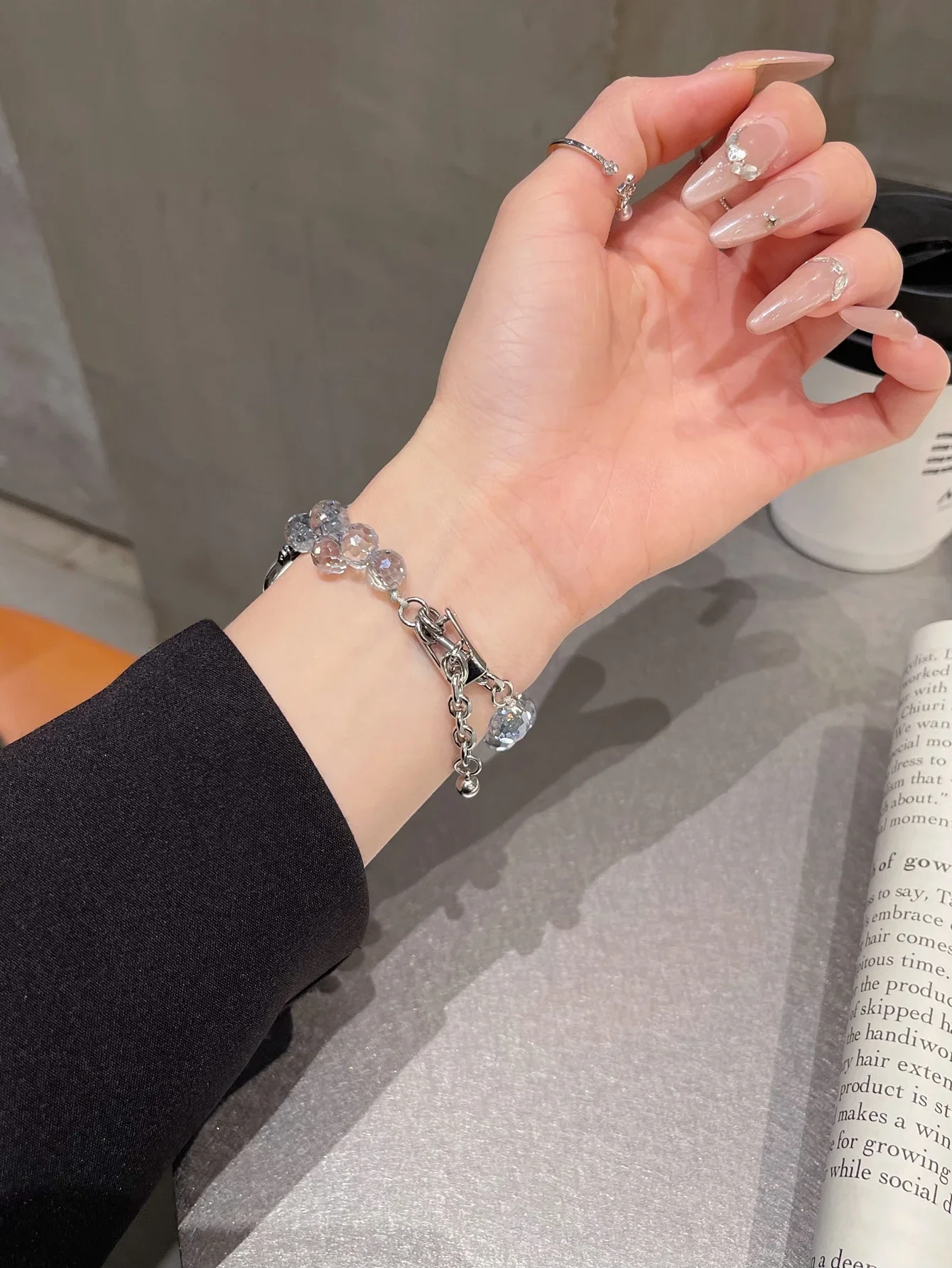 ファッションビーズメタルリンク透明ストラップ Apple Watch バンド女性のための 38 ミリメートル 40 ミリメートル 41 ミリメートル 42 ミリメートル 44 ミリメートル 45 ミリメートル 46 ミリメートル 49 ミリメートル