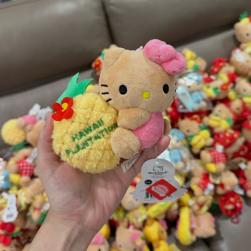 HAPIMAG Hello Kitty Plush Pendant Hawaiian Brown Pineapple Dress Cute Soft Stuffed Plush Charm Bag Hanging Decoration Ornament
