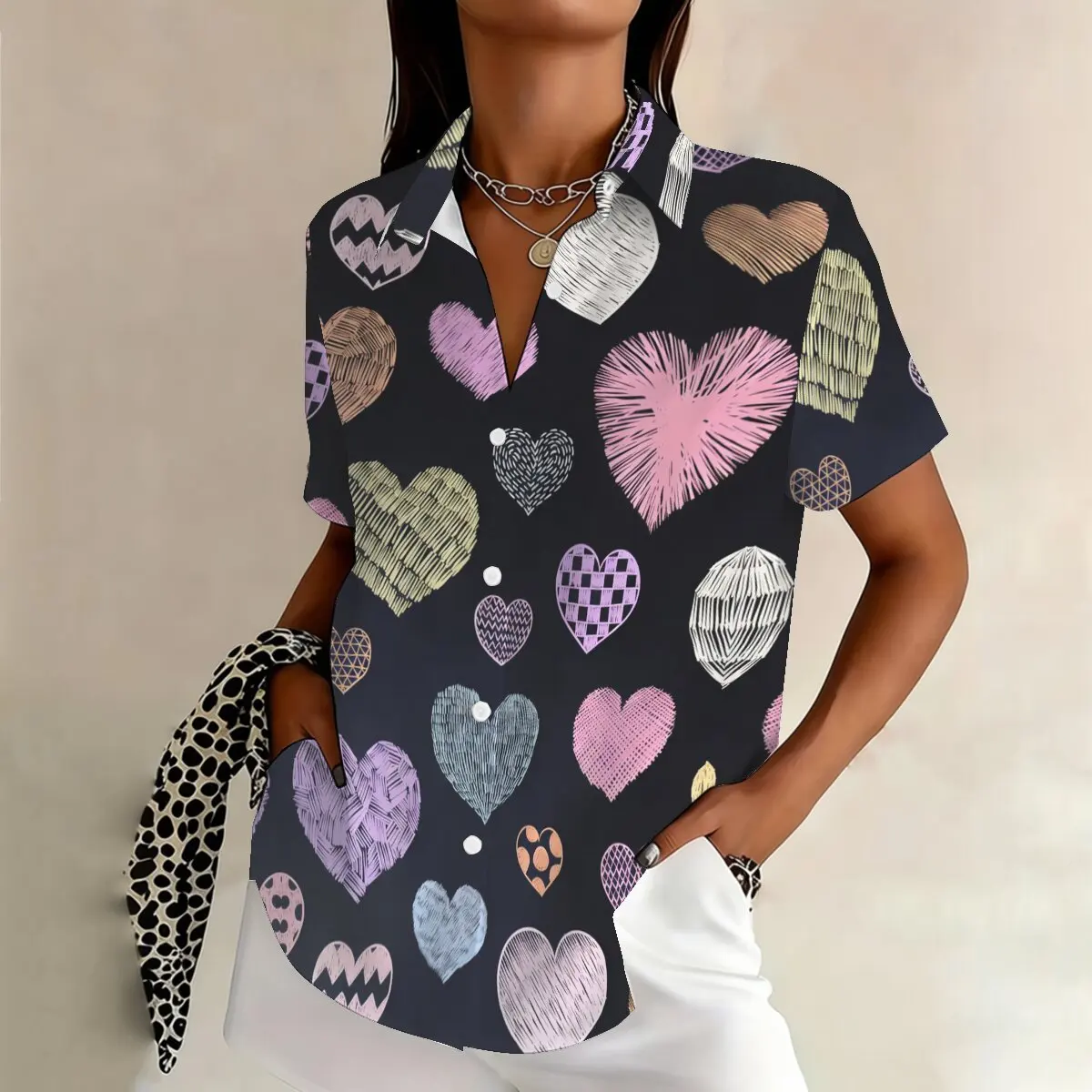 

Летняя модная женская рубашка с коротким рукавом и отложным воротником больших размеров, с яркими сердечками и художественным оформлением, романтичная, для свиданий и прогулок.
