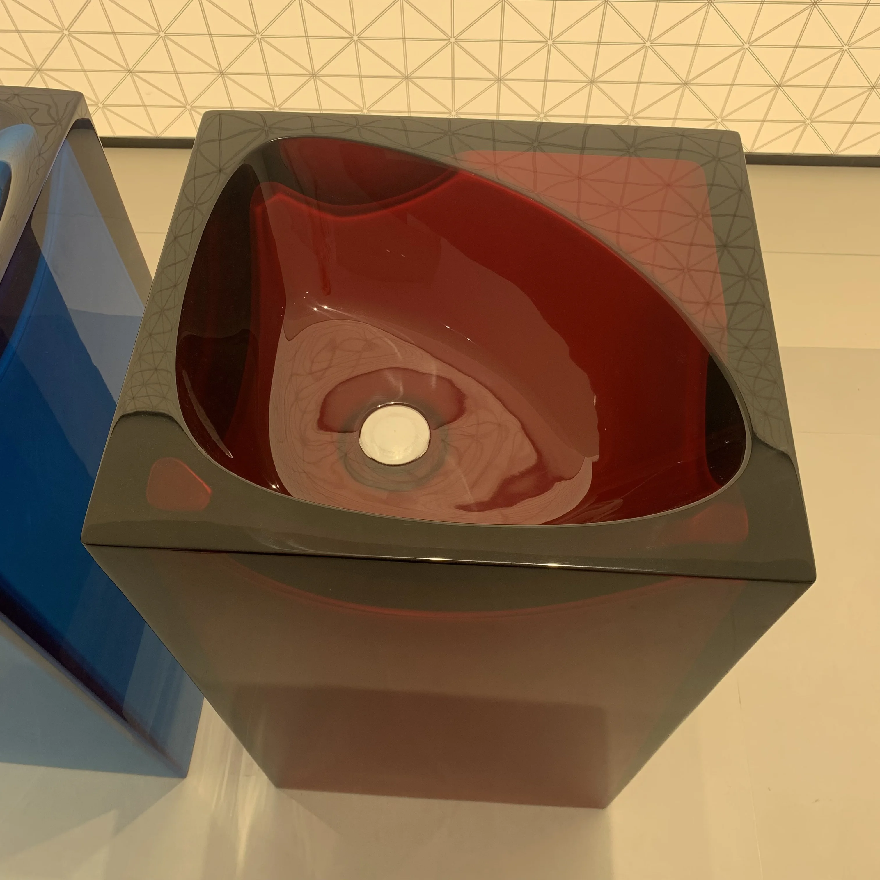 

Modern Hotels' Choice Transparent Resin Stone Sink Floor Stand Wash Basins Single-Hole Faucet Mount Polished Pedestal Sinks