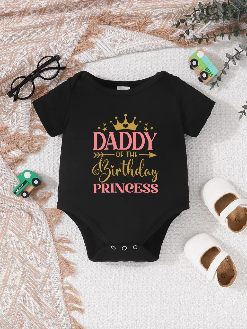 Baby short-sleeved triangle bodysuit, fun letter print, button design, easy to care for, suitable for new parents.