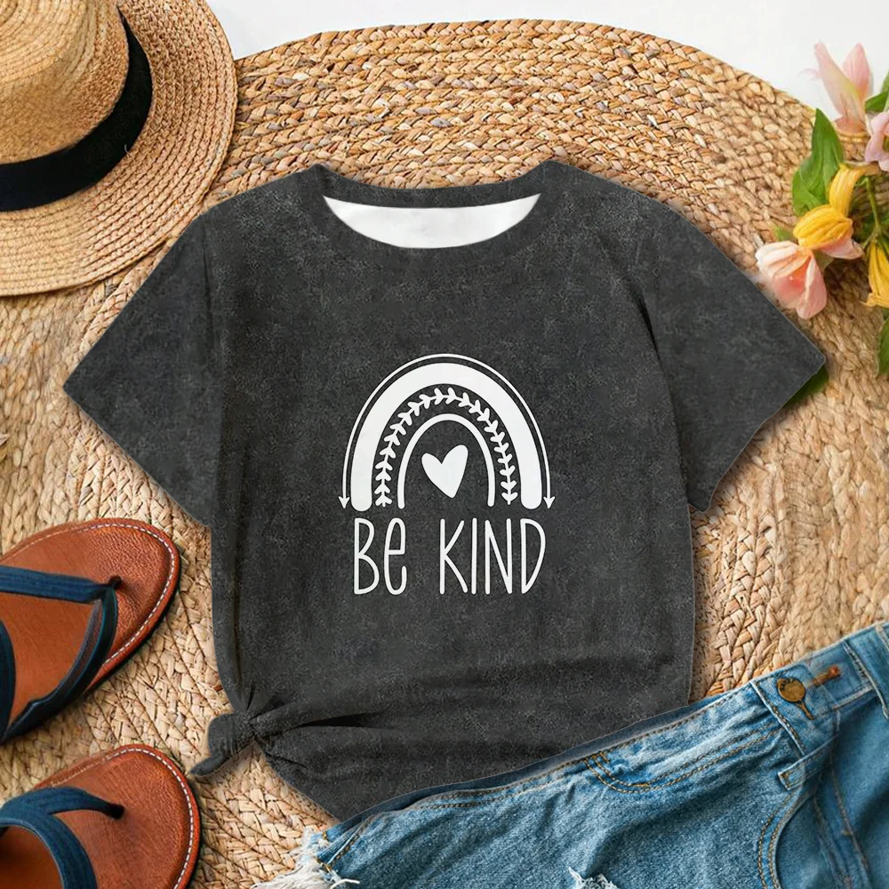 Camiseta negra con cuello redondo en forma de corazón arcoíris para mujer con diseño curativo: nuevo producto de verano para 2025