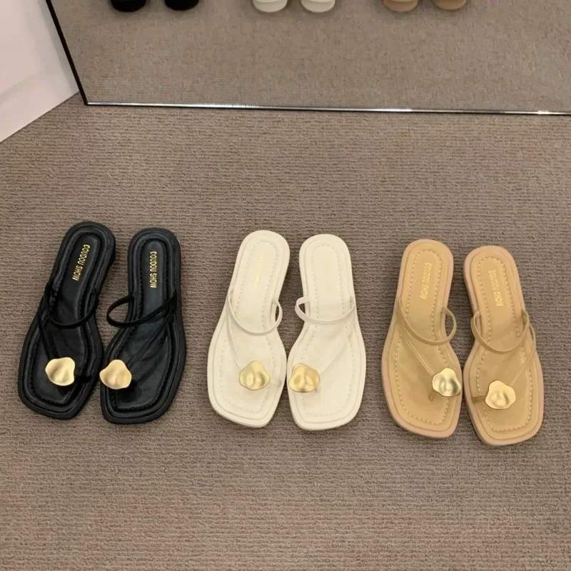 Zapatilla de verano 2024 para mujer, decoración de Metal a la moda, tacón bajo, chanclas elegantes para mujer, sandalias informales para playa al aire libre