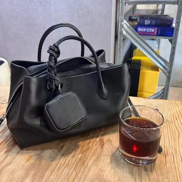 

Vintage Style High Capacity Tote Single Shoulder Commute Bag Underarm Bag Leather Closure Zipper Interior Pocket