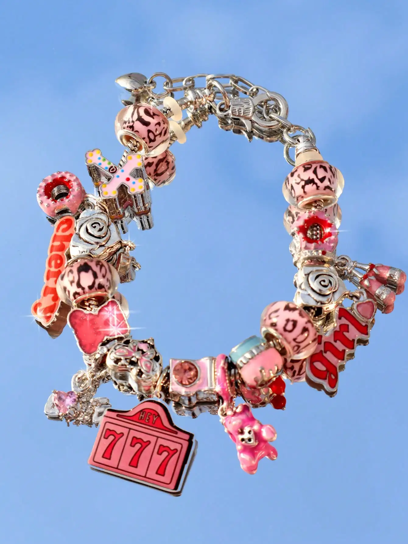 

Браслет в стиле Y2K с множеством подвесок: слот-автомат, вишня, медведь, торт и леопардовые бусины