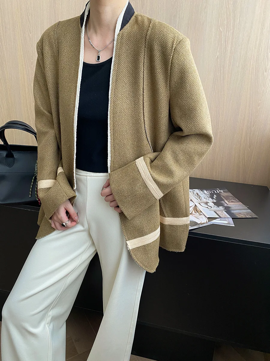 

Early autumn new design with stitched edges, V-neck silhouette, shoulder pads, woolen suit jacket