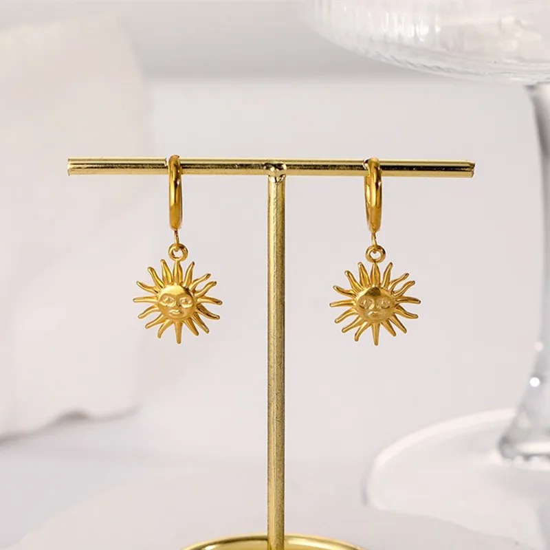 A pair of women's fashion earrings, French retro titanium steel high-end non-fading and anti-allergic sun pendant earrings