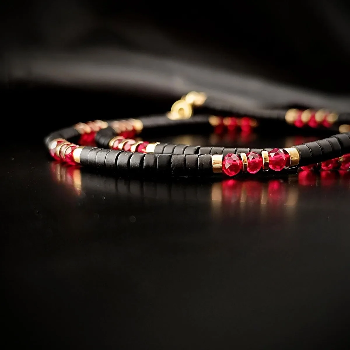 Vintage-Style Garnet and Obsidian Beaded Protector Necklace, Handmade Natural Stone Skin-Friendly Jewelry, Shields Your Energy Field, Suitable for Daily Wear. Natural Materials May Have Color Variations and Imperfections