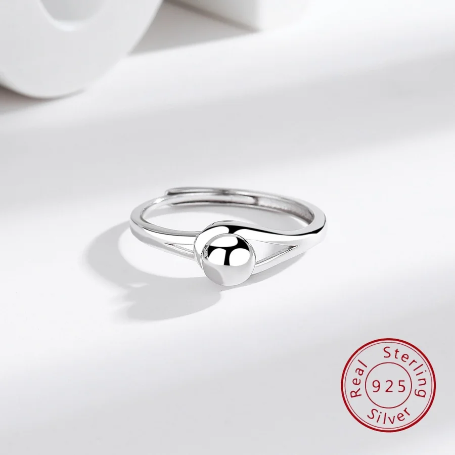 

Кольцо из стерлингового серебра с геометрическим шариком. Уникальный и изысканный дизайн. Минималистичная эстетика. Регулируемая посадка. Высококачественные ювелирные изделия.