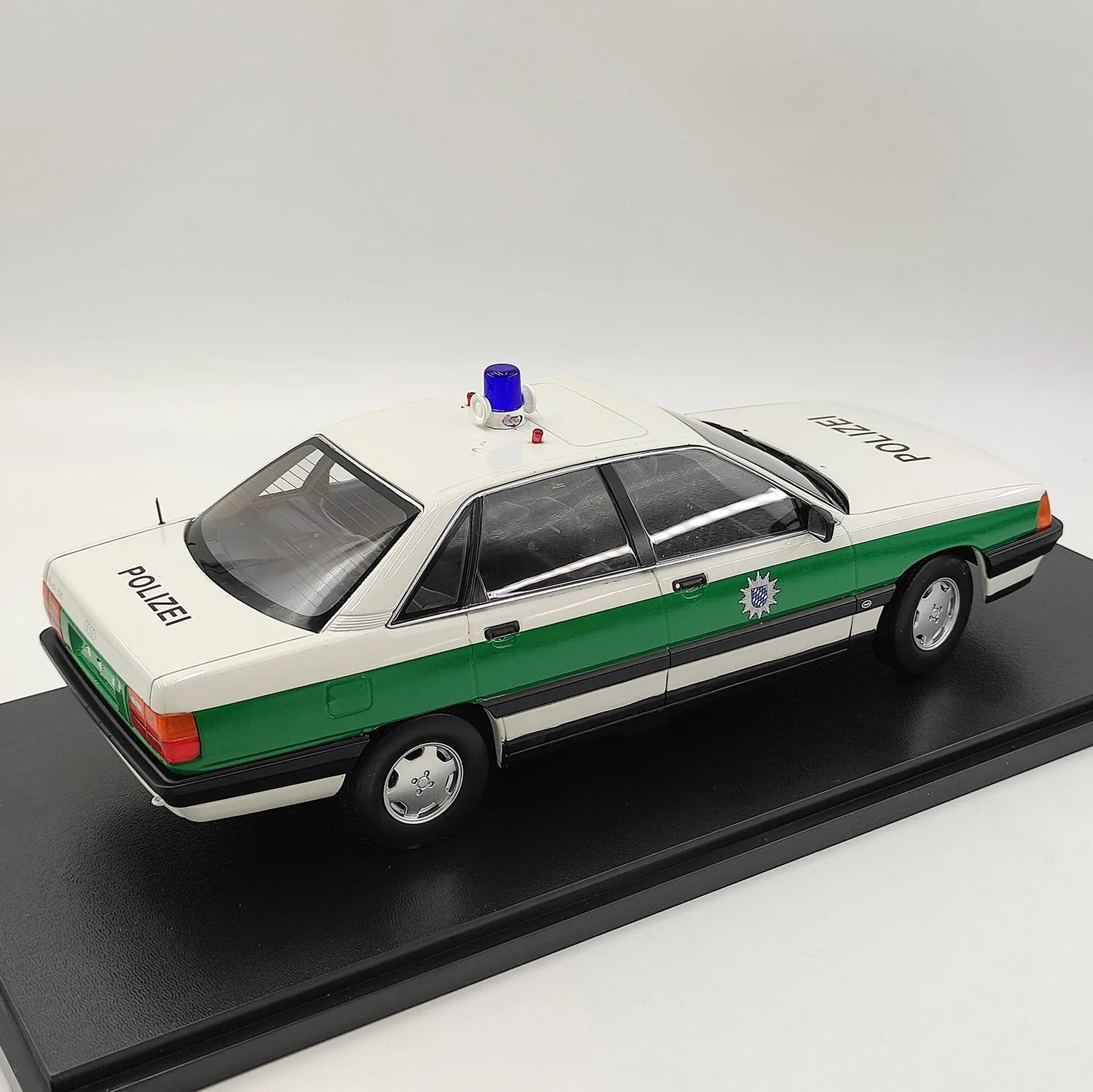 عيوب دييكاست 1: 18 مقياس KK 1989 أودي 100 C3 نموذج سيارة الشرطة الألمانية سبيكة
