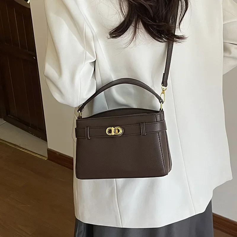 

2025 Spring Summer New Women's Exquisite High-End Fashion Handbag Essential Shoulder Messenger Bag for Daily Wear