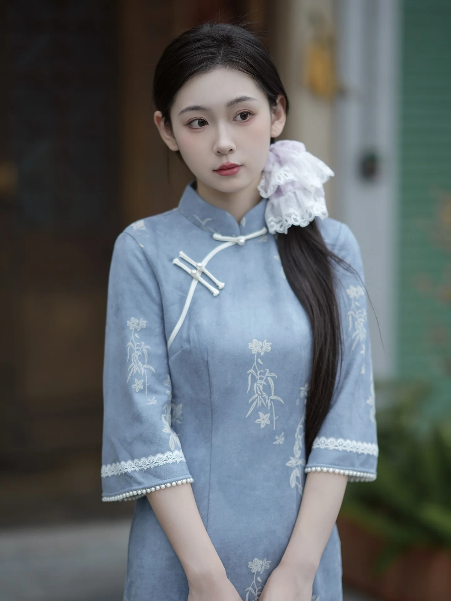 

Young Sle Blue Suede Gown with Button Embroidery Long Sve Midi Dr Chinese New Version Qipao for Women in Their 20s