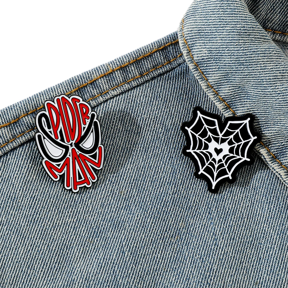 Broche de animación de dibujos animados creativo, letras bonitas, Spiderman, Pin esmaltado, mochila, joyería, accesorio de Metal, 2 uds.