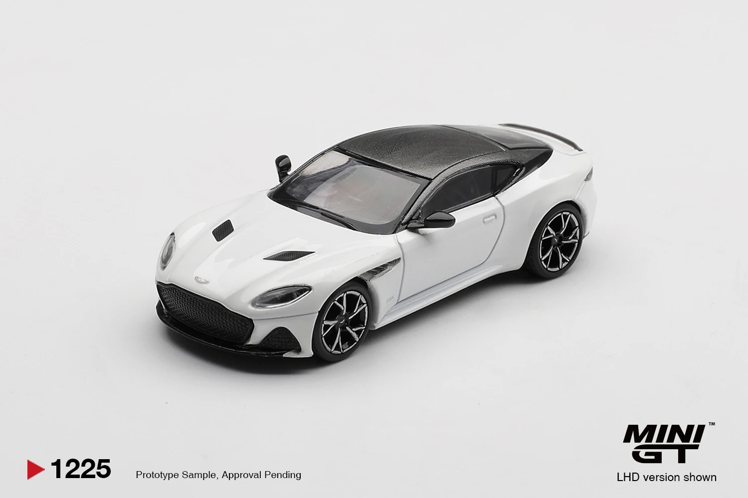 MINIGT 1/64 Aston Martin DBS Stratus White MGT01225-CH Cars Alloy Diecast Metal Model Kids Toys Boys