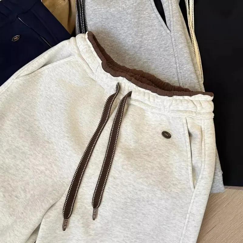 Calça de moletom cinza esportiva de veludo 2025 outono e inverno novas calças casuais soltas e drapeadas leggings para mulheres