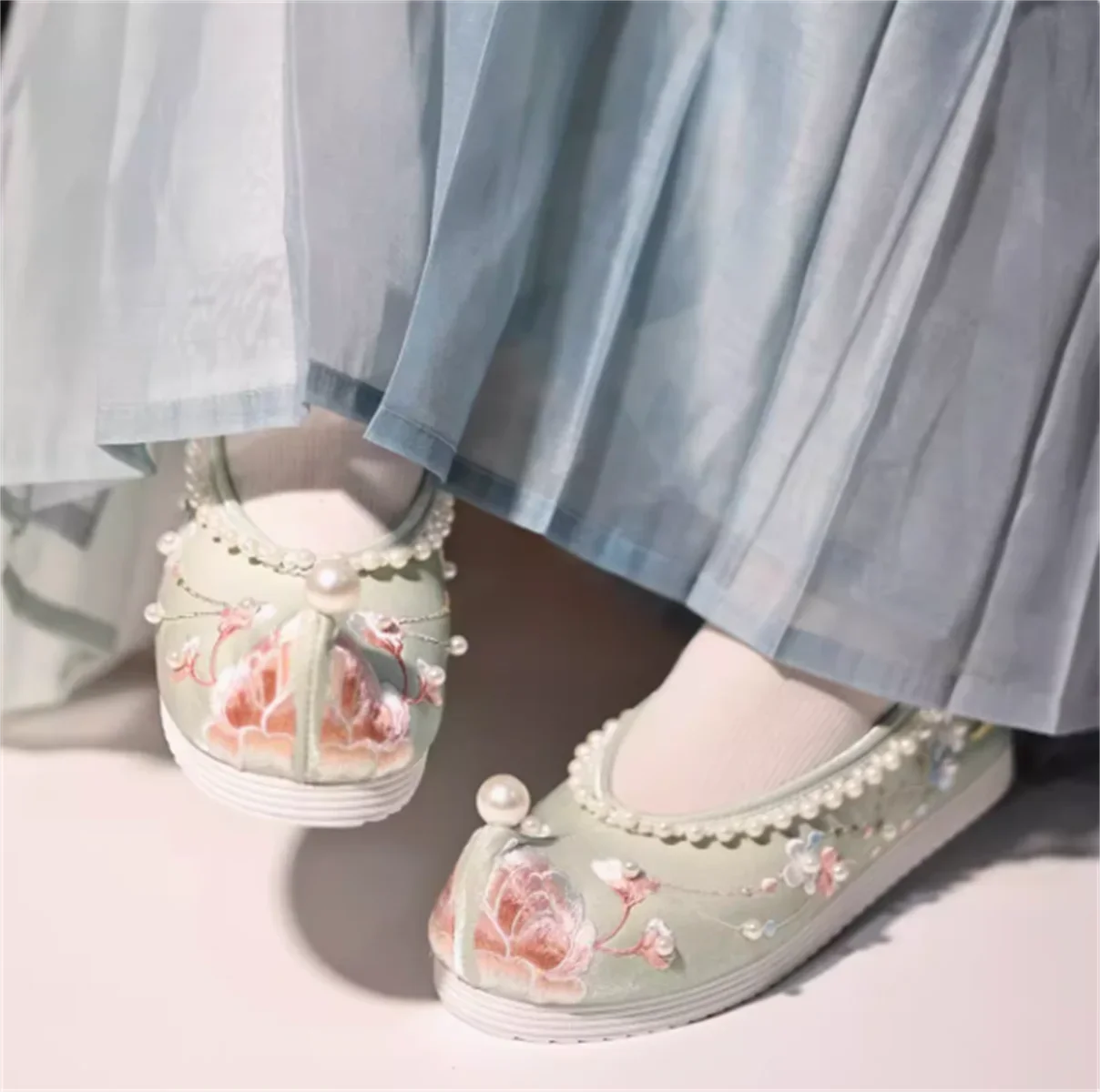 Beaded Hanfu shoes with ancient style raised toe cloth shoes, bow shoes, embroidered shoes, heel height 4cm