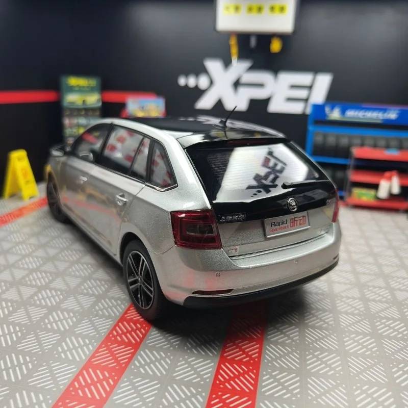 Flaw Defective Special Diecast 1/18 Model Car Skoda Car ModeI Rapid Spaceback Static Display Play Vehicles Toys for Boys