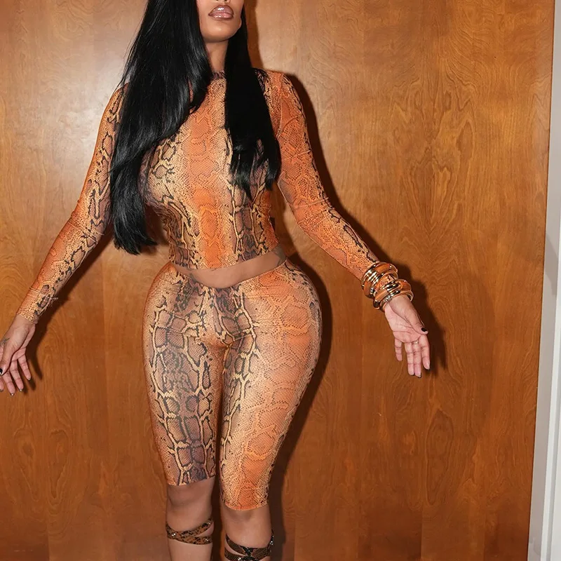 

Женский оранжевый комплект из 2 предметов со змеиным принтом, спортивные костюмы с круглым вырезом, футболка с длинными рукавами, укороченные топы + брюки длиной до колена, повседневные костюмы