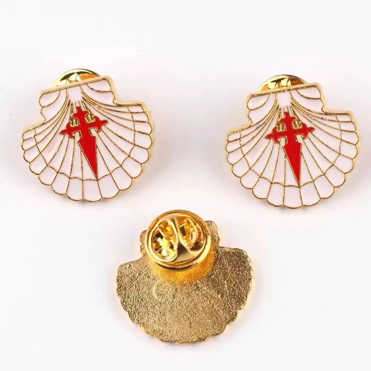 مجموعة مكونة من 12 قطعة من دبابيس سانتياغو الملونة والأسكالوب المتقاطعة وإكسسوارات فساتين الكنيسة والشارات #3