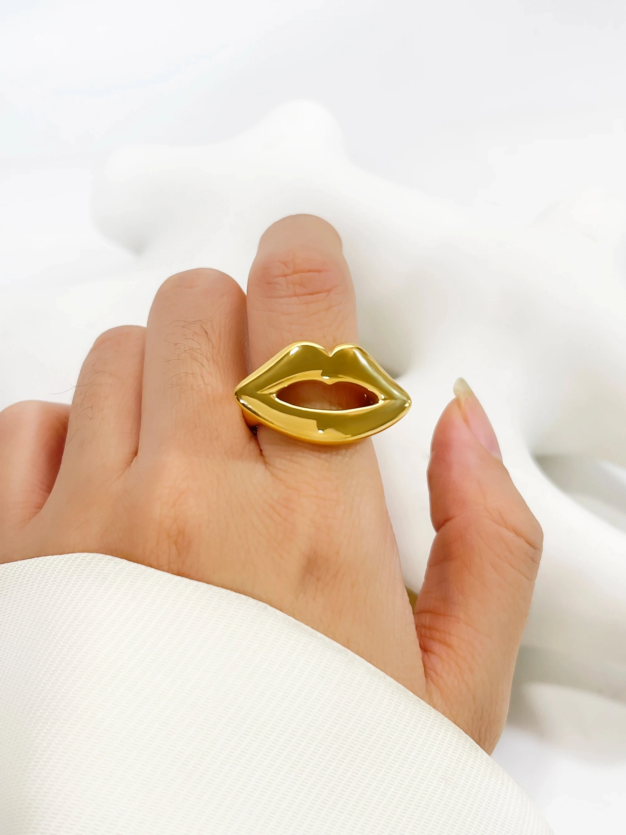 Peri'sbox European and American Statement Punk Lip Shaped Gold Color Rings for Women Chunky Creative Stainless Steel Jewelry