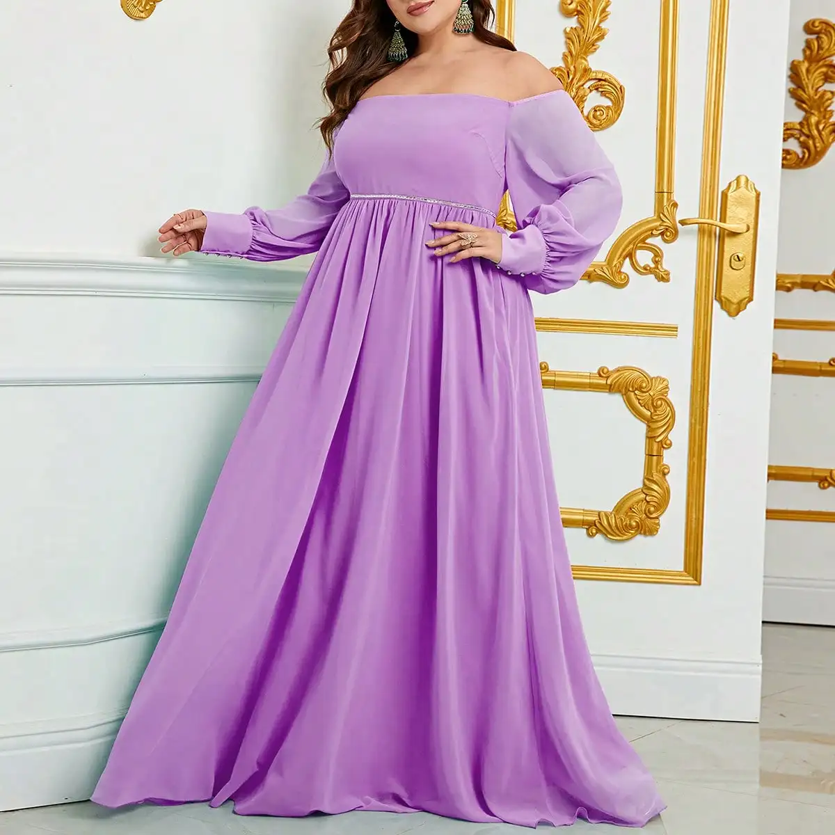 Vestido acampanado de gasa con un hombro grande