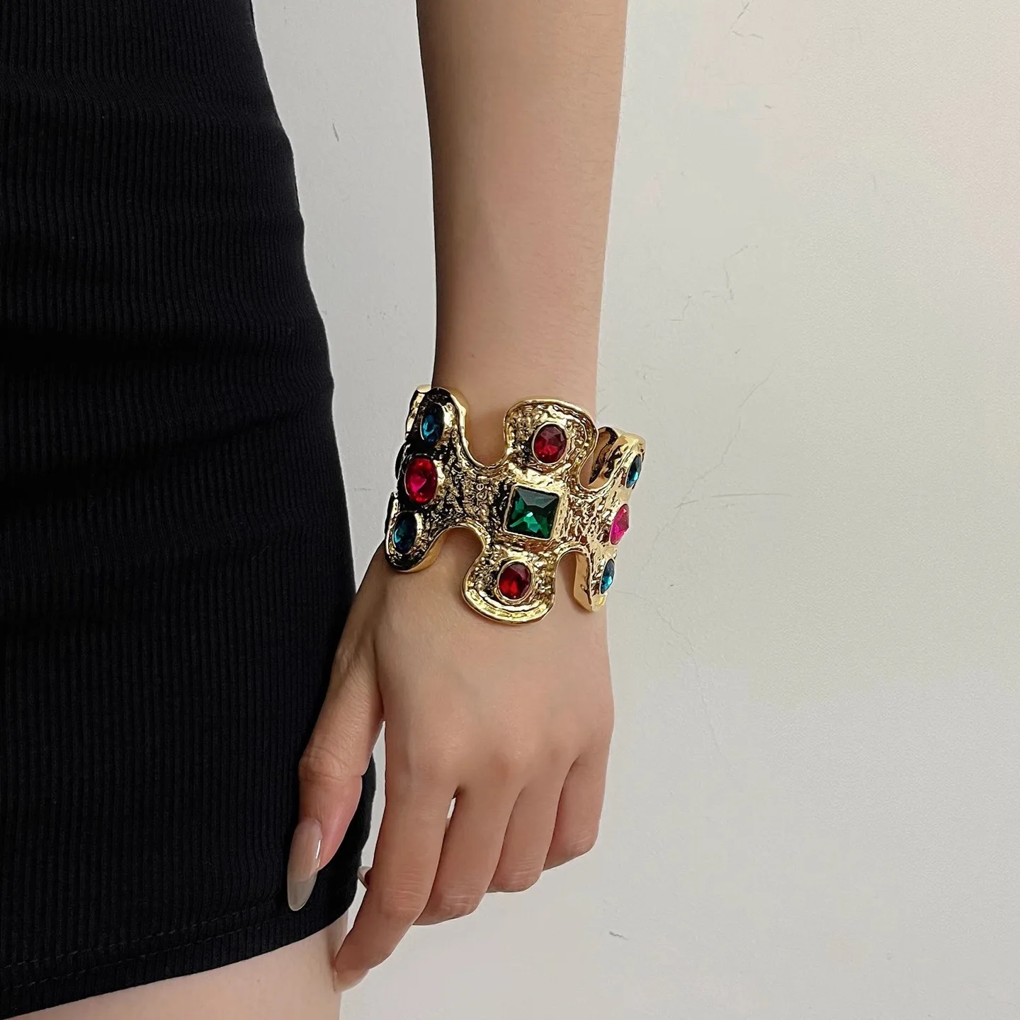 Luxurious Retro Colored Gemstone Wide Opening Bracelet Fashionable and High-End Jewelry Gift for Women's Banquets