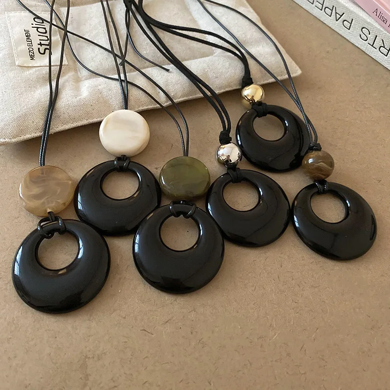 Collares con colgante de resina circular geométrico minimalista, cuerda de cuero larga de alta gama, cuentas de madera, cadena para suéter, accesorio de fiesta K1