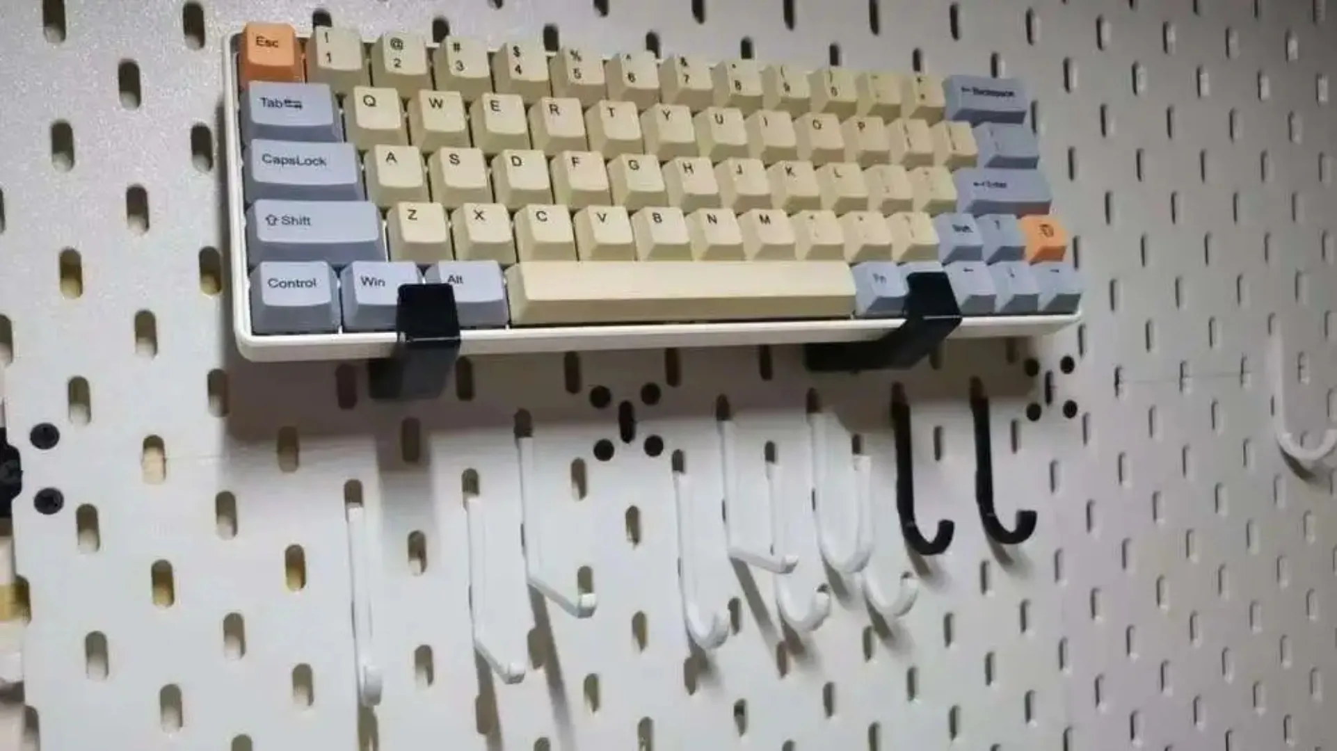 Imagen 3: Bandeja para teclado perforado vertical |   Estante extraíble montado debajo del escritorio