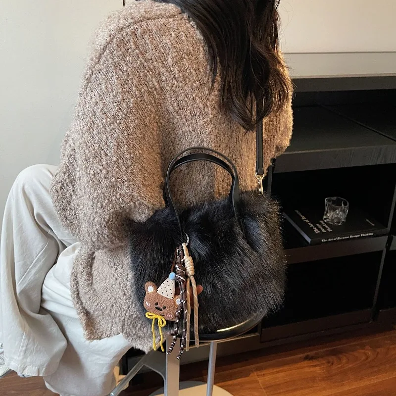 

Fashionable Crossbody Bag Women Winter Faux Fur Crossbody Purse Retro Style Fashionable Handbag Bucket