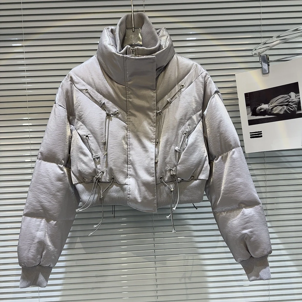 トレンディな冬用ダウンジャケット、ストリートスタイル、暖かさ、紐付きストラップ、二重層の襟、若い女性向け