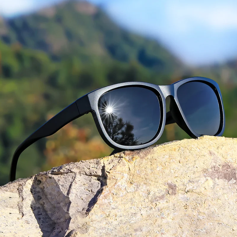 Nieuwe stijl unisex gepolariseerde vierkante mode-zonnebril - lichtgewicht paars glitterframe, TAC-lenzen voor buitensporten en mode