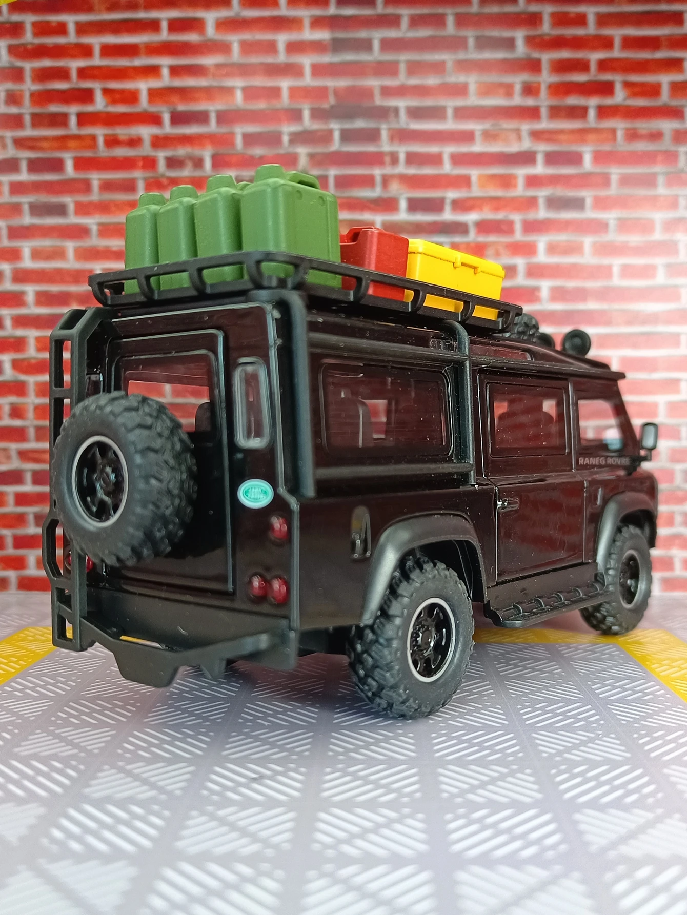 

1:32 Simulated Land Rover Defender Van renderings alloy model has sound and lighting functions, rich details, fine workmanship