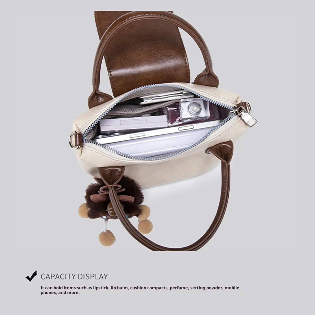 Tas mini patchwork PU, tas selempang wanita, tas kotak kecil untuk bepergian, dengan liontin boneka dan bola bulu