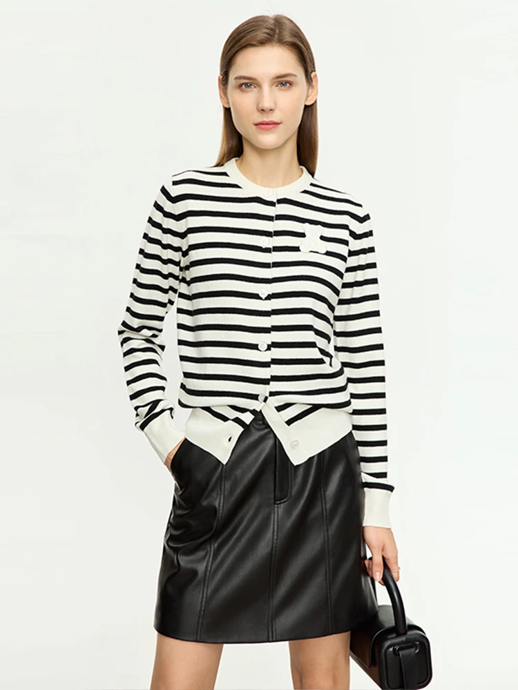

AMII Minimalism Sweaters Women 2025 Autumn New Casual Striped O-Neck Bear Embroidery Long Sleeve Cardigan Knit Coats 12343195