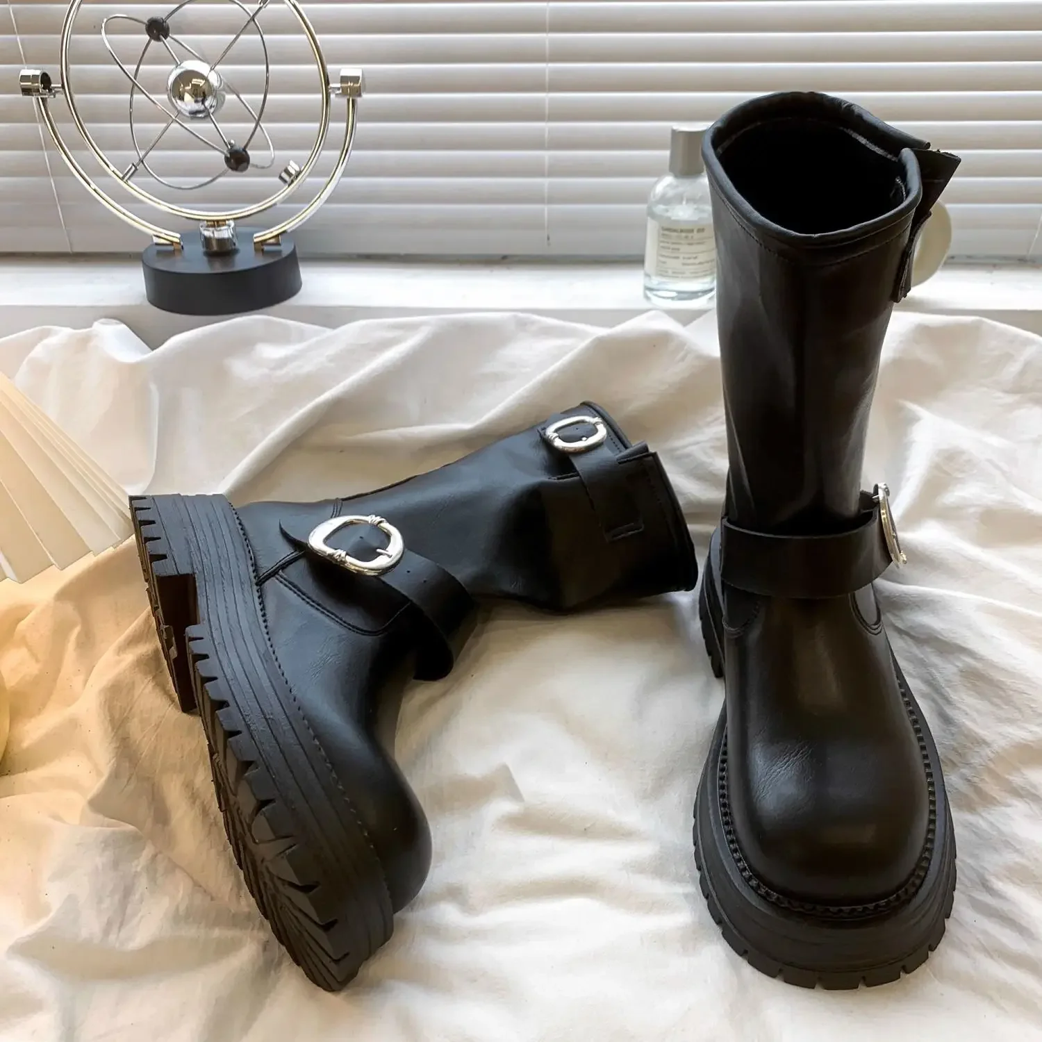 

Черные женские туфли до середины икры на платформе. Демисезонные рабочие шикарные и элегантные женские полувысокие сапоги New Rock Y2k Pu по акции.