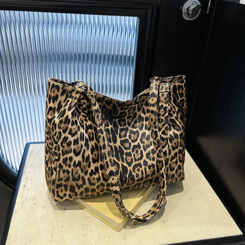 Vintage single shoulder leopard print commuting large capacity tote bag