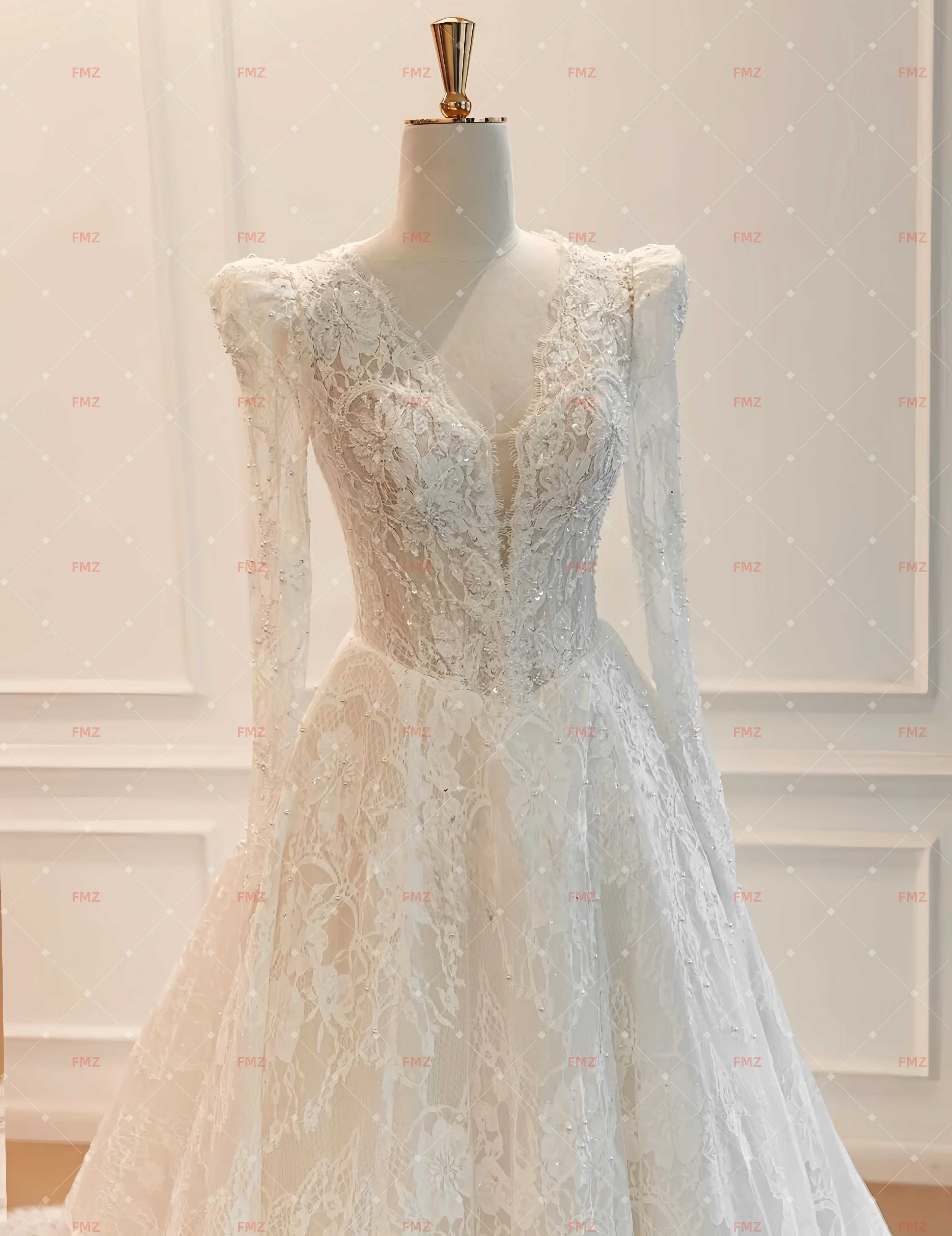 فستان زفاف أنيق مخصص برقبة على شكل حرف V وأكمام طويلة على شكل حرف a من فيستدوس دي نوفيا أماندا نوفيا أماندا نوفيا رسمي