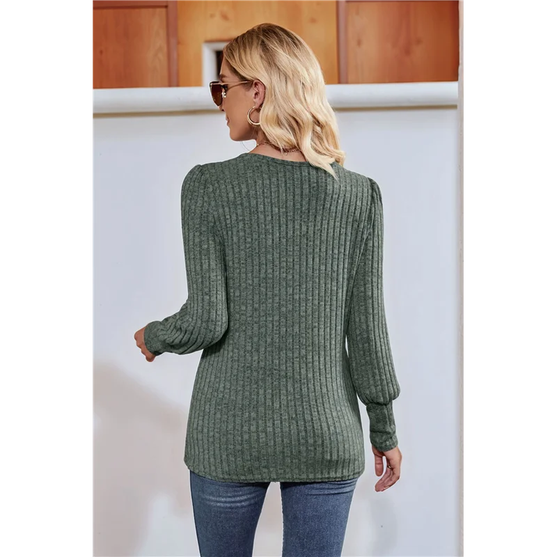 เสื้อสตรีแขนยาวทรงหลวม คอเหลี่ยม แต่งกระดุม ผ่าข้าง ผ้าเนื้อนุ่ม สไตล์เสื้อคลุม