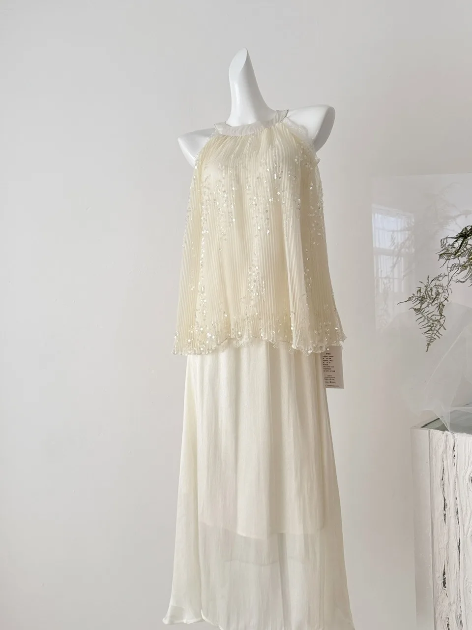 

Summer Elegant Sleeveless A-Line Skirt Set Women's Light Beige Heavy Embossing Pleated Fashionable Top And Skirt Ensemble