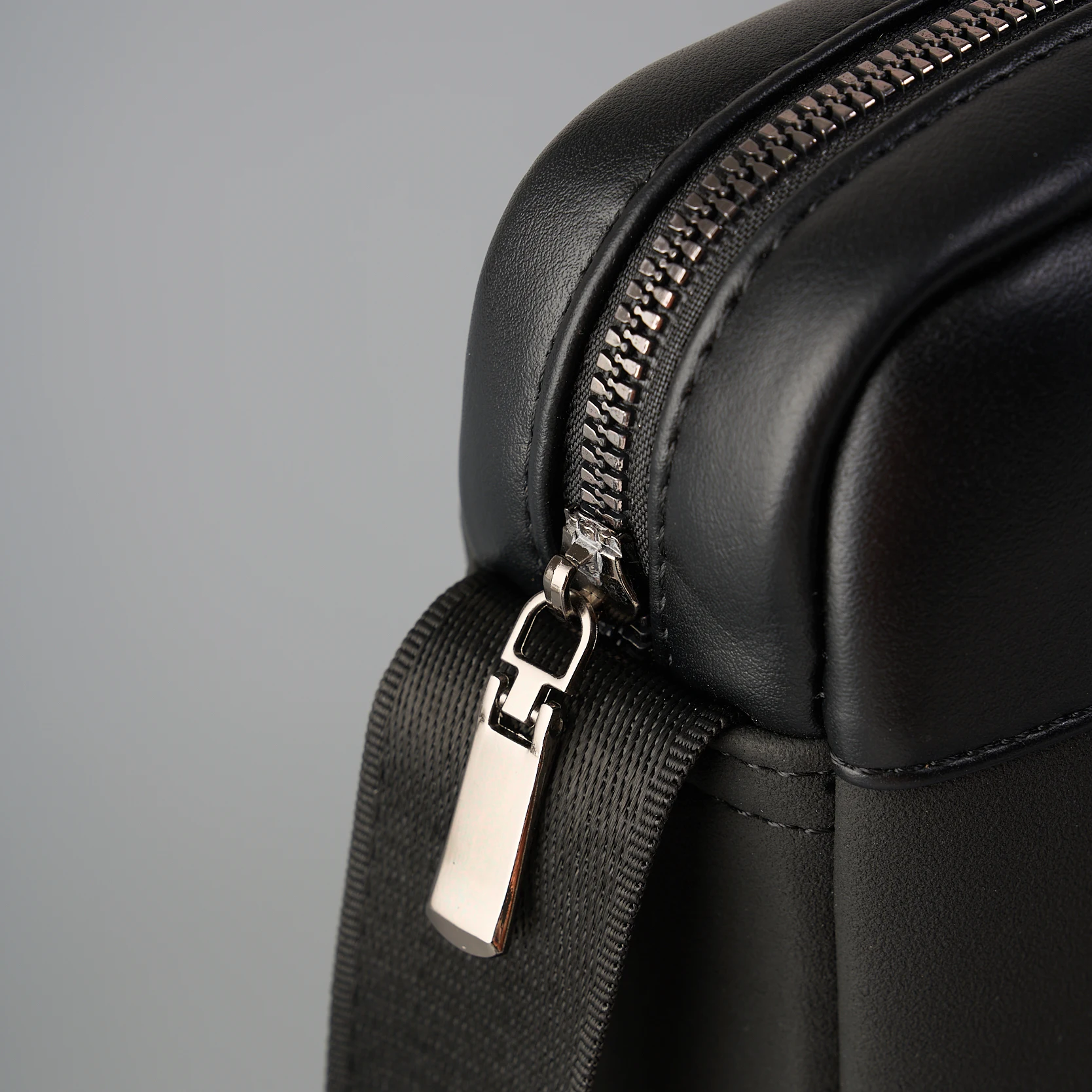 Leichte Umhängetasche aus PU-Leder für Herren, lässige Schultertasche mit mehreren Reißverschlusstaschen, wasserabweisende Brusttasche – Detail 16