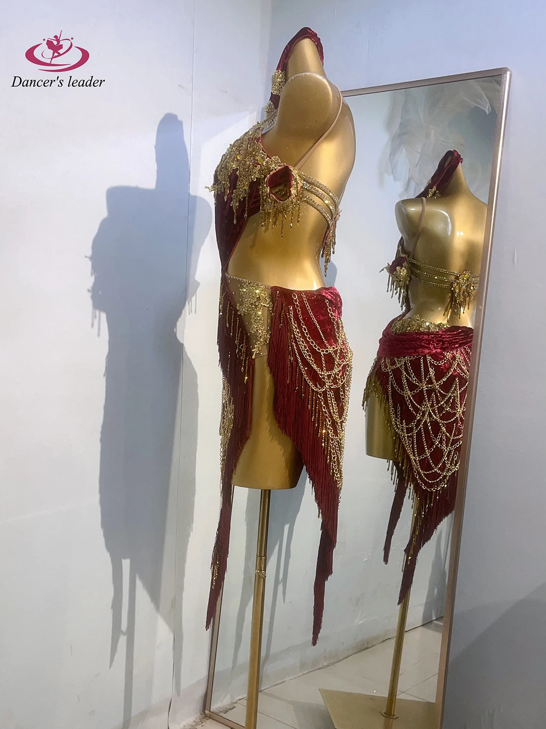 Latein-Tanzkostüm, Strass-Damenbekleidung, hochwertiges, maßgeschneidertes Blumenkleid aus rotem Wildleder mit Goldkette, Samba-Performance-Kleid