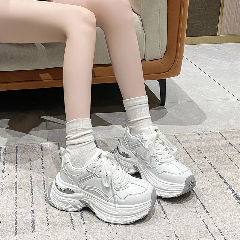 Лидер продаж, универсальные туфли для папы на толстой подошве, женская обувь, увеличивающая рост, новинка 2025, весенне-осенняя белая повседневная спортивная обувь Лидер продаж, универсальные туфли для папы на толстой подошве, женская обувь, увеличивающая рост, новинка 2025, весенне-осенняя белая повседневная спортивная обувь