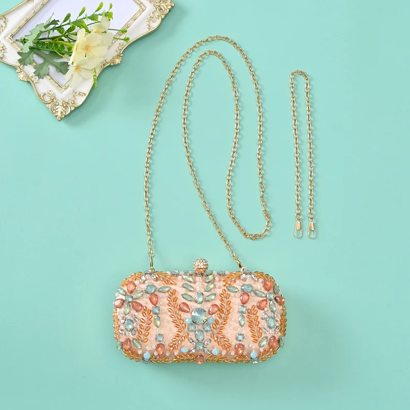 

Новая вечерняя сумочка с блестящими кристаллами — стильный и элегантный женский клатч для прогулок, собраний и модный.